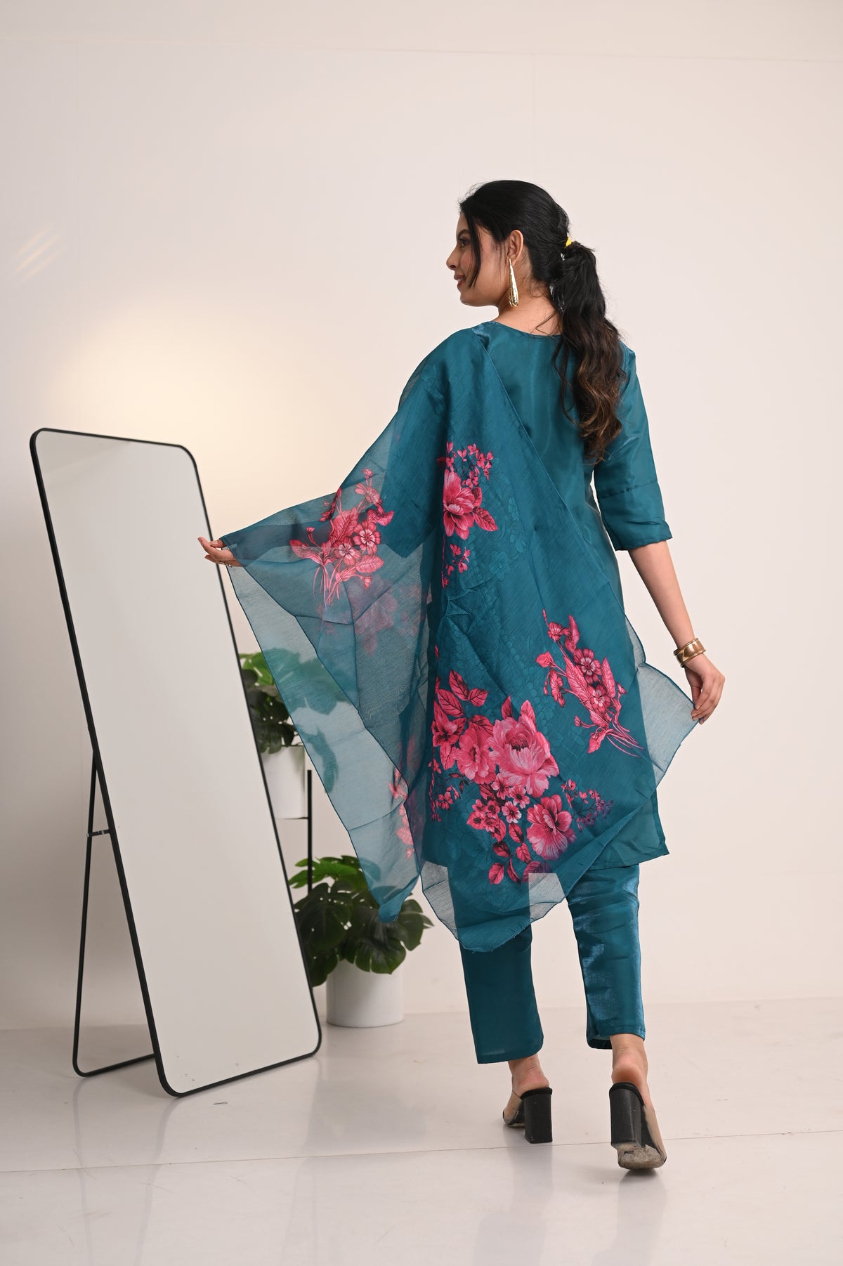 Nevash Roman Glass Suit Set
