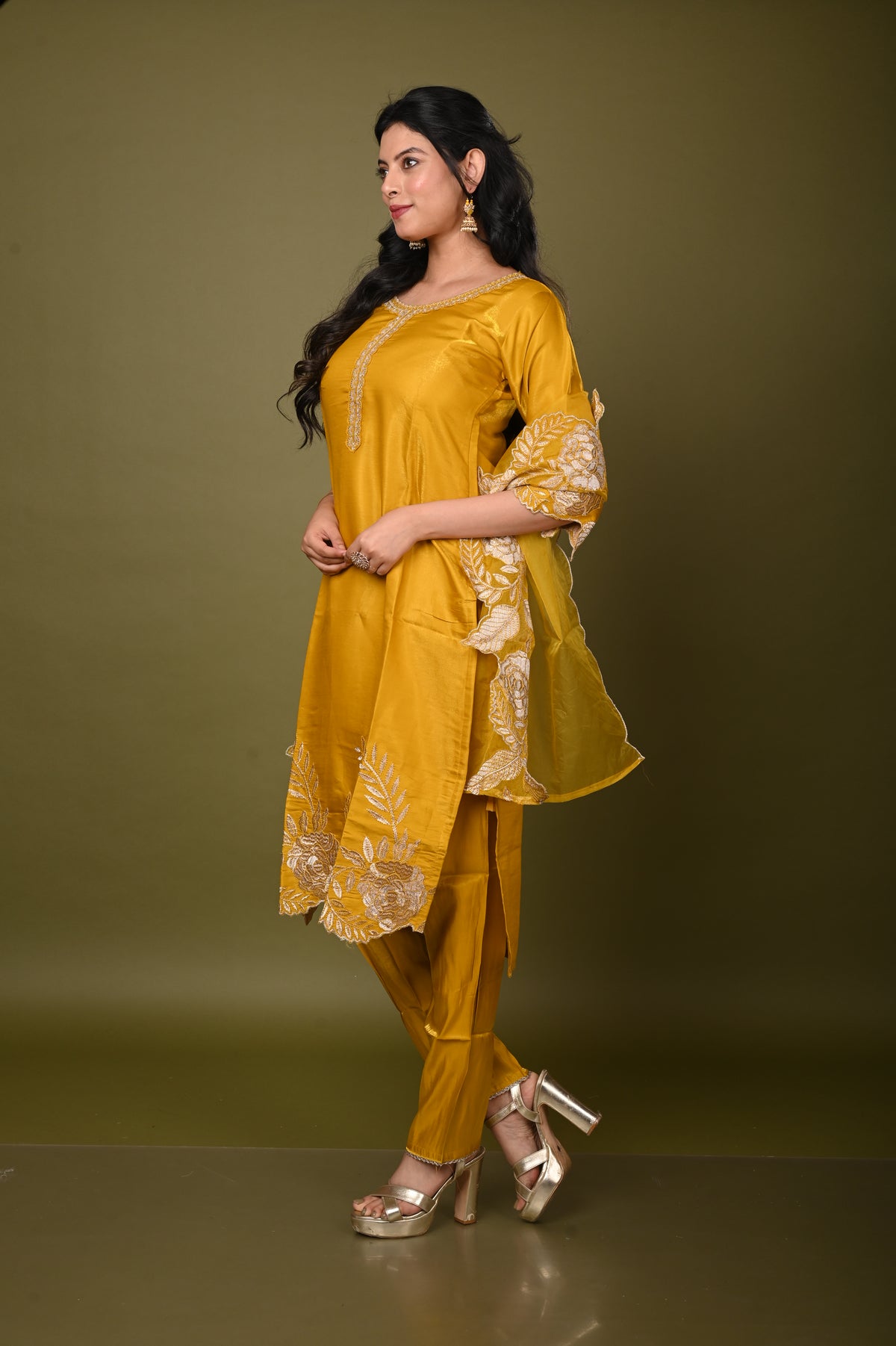 Nevash Roman Glass Suit Set