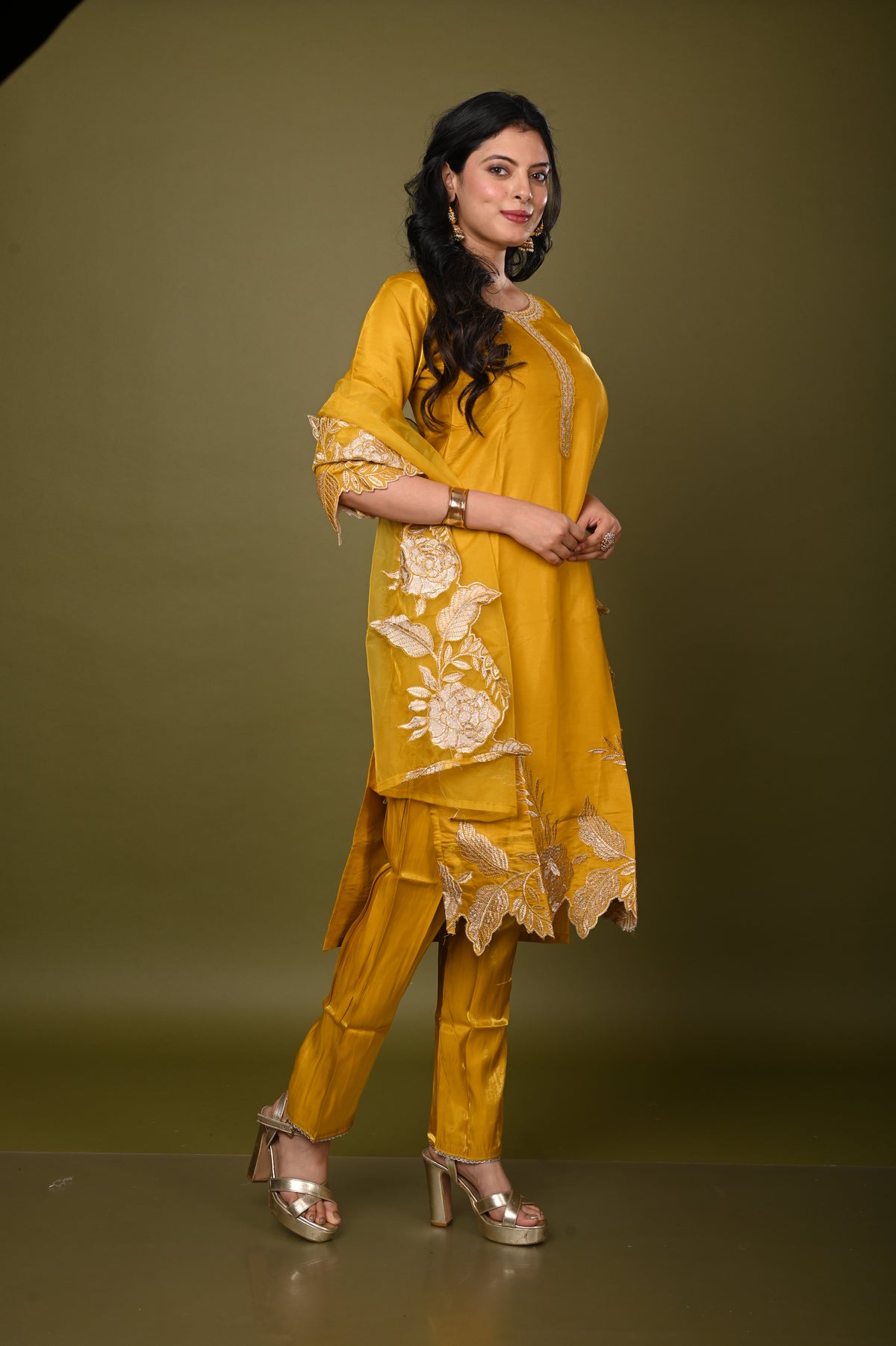 Nevash Roman Glass Suit Set