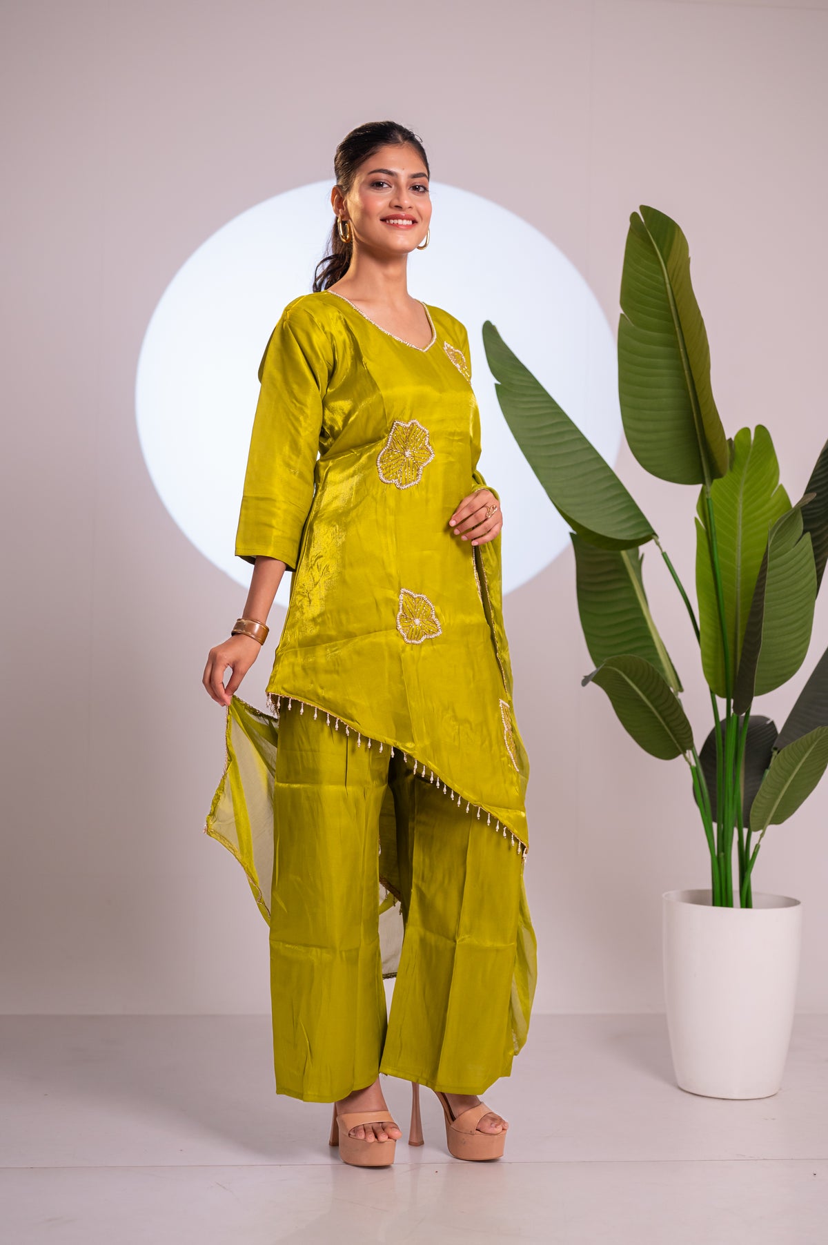 Nevash Roman Glass Suit Set