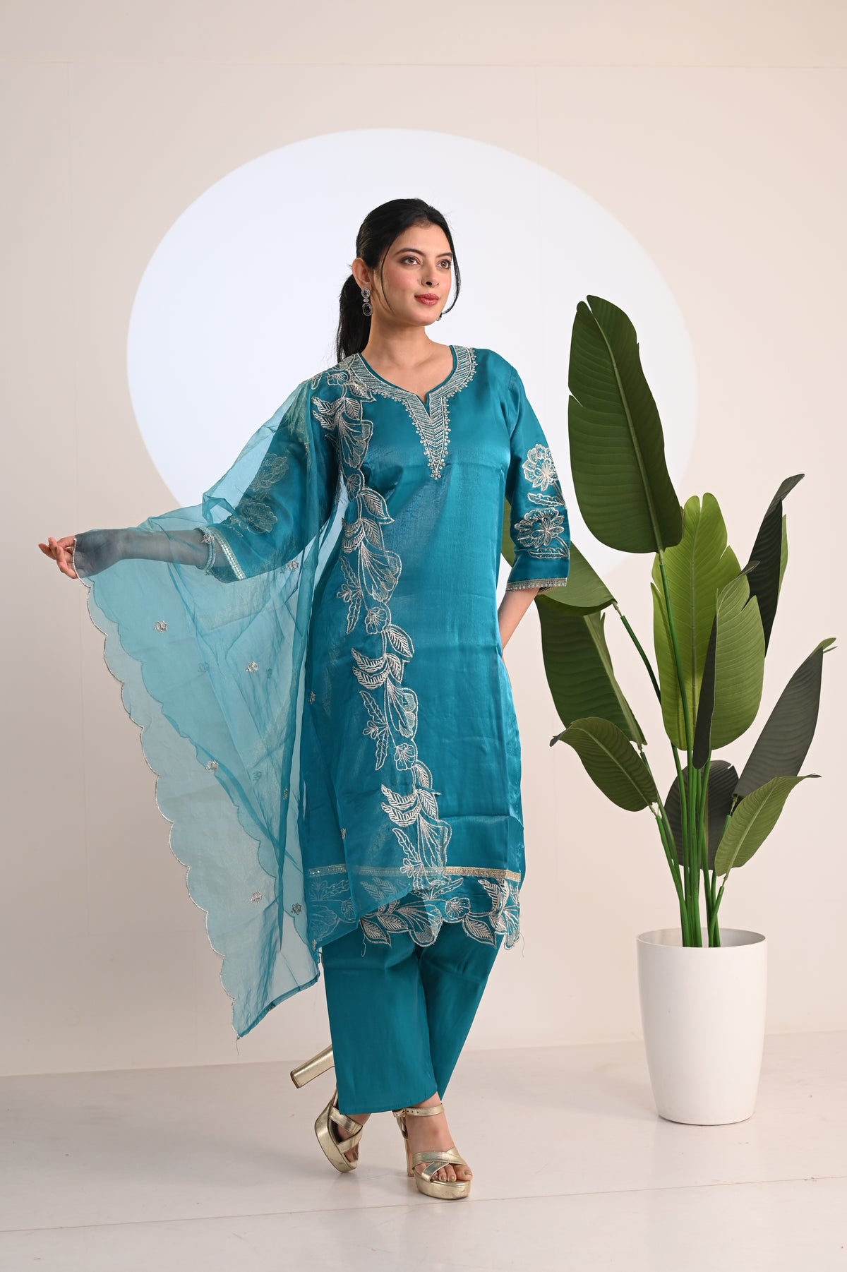 Nevash Roman Glass Suit Set