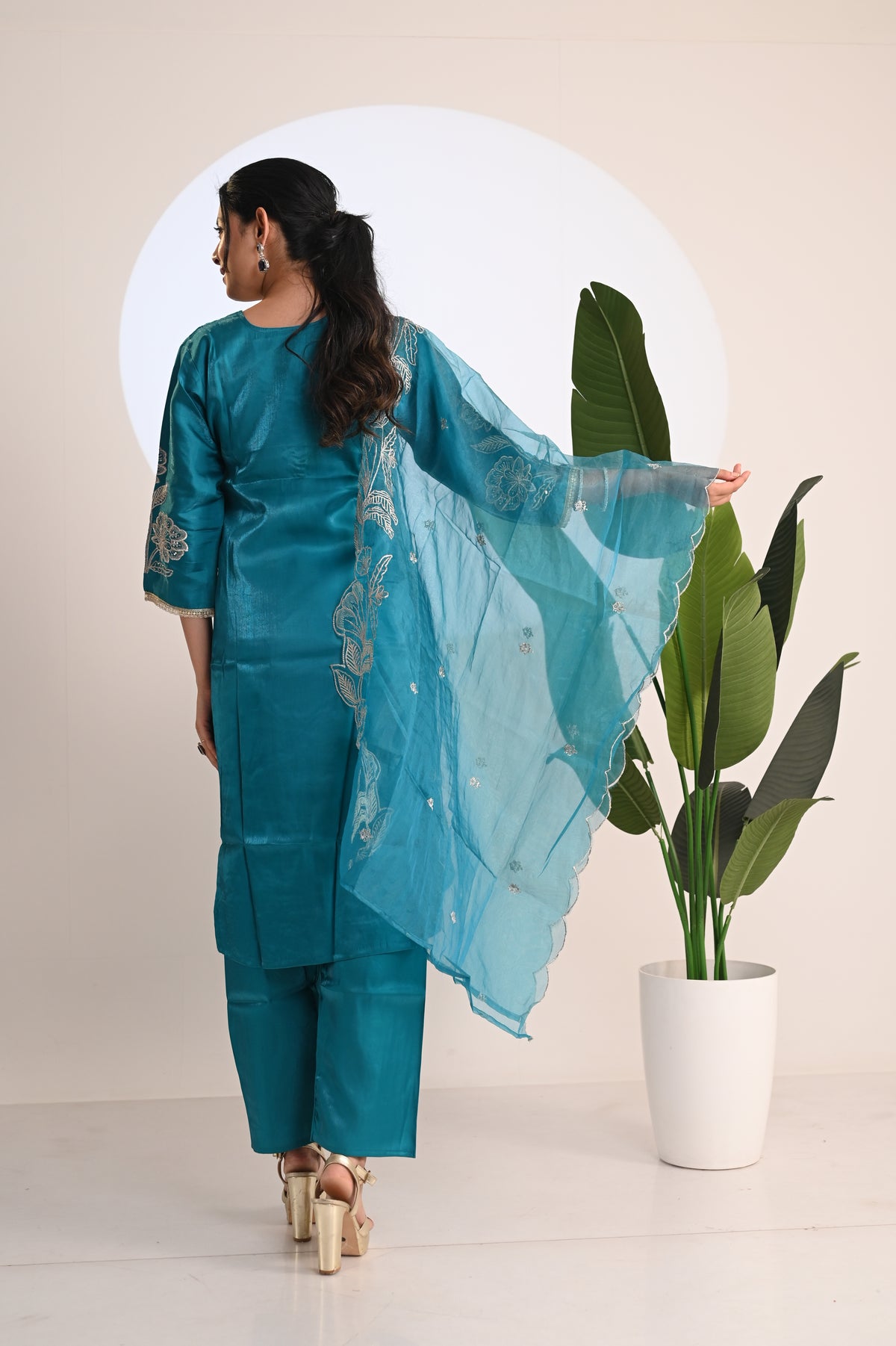 Nevash Roman Glass Suit Set