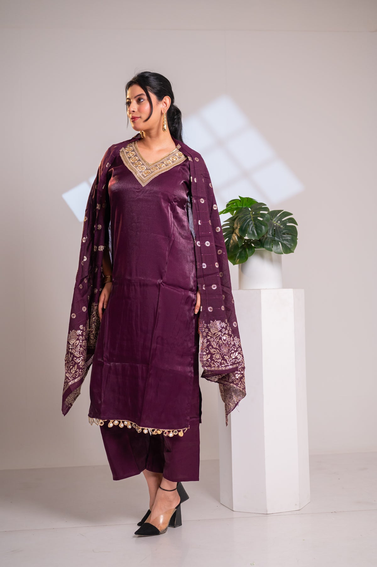 Nevash Beadwork Glass Roman Suit Set