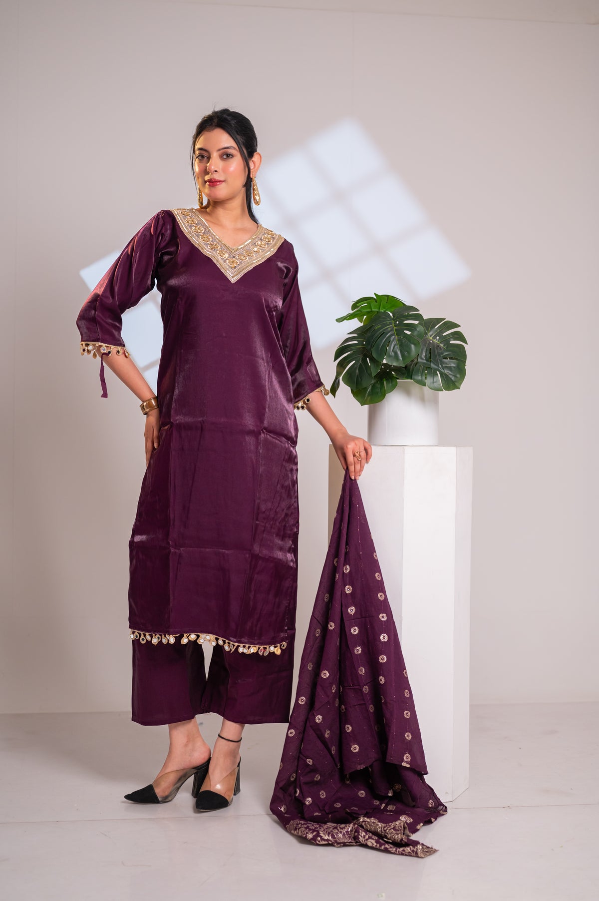 Nevash Beadwork Glass Roman Suit Set