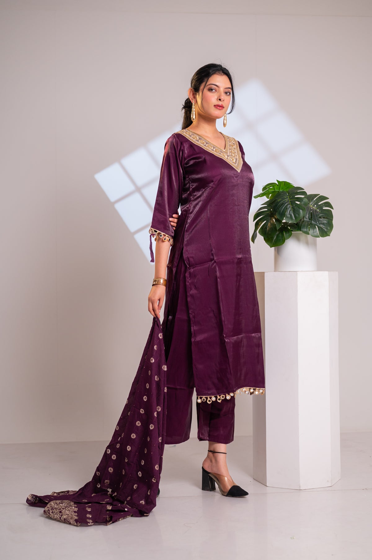 Nevash Beadwork Glass Roman Suit Set
