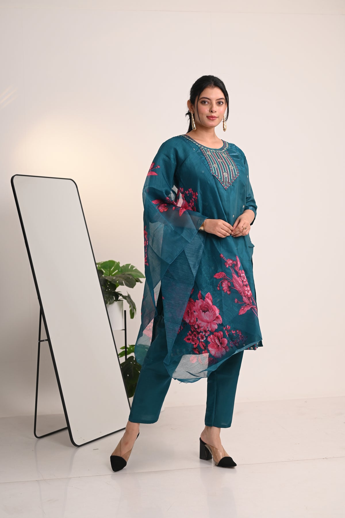 Nevash Roman Glass Suit Set